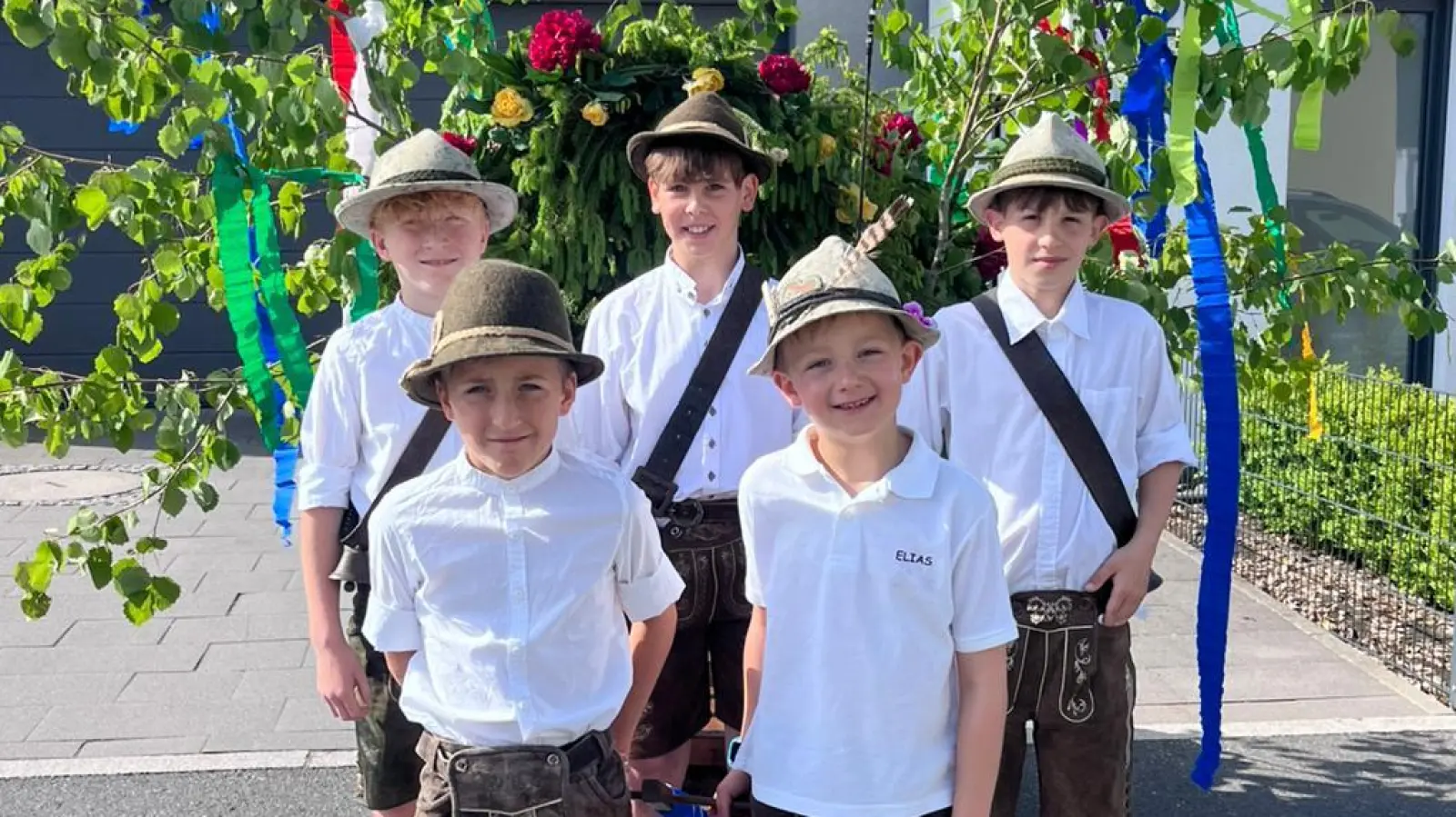 Pfingstlümml 2026 in Köfering v.l.Levi Zeitler, Luis Zeitler, Jakob Neumann, Elias Herrmann, Elyas Scheffer. (Bild: Josef Vogl)