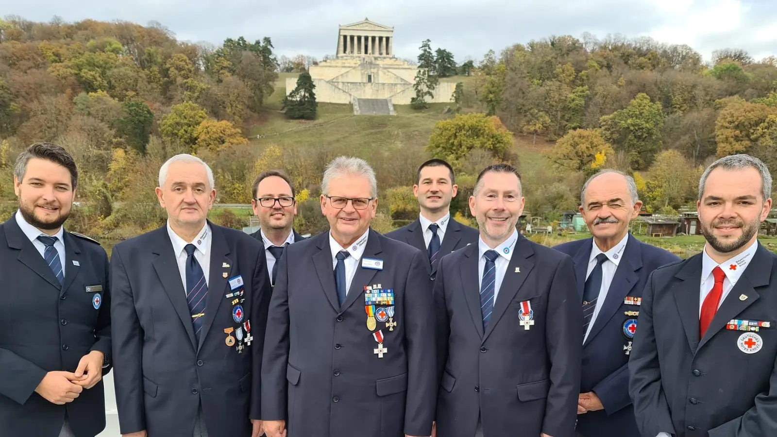 Hohe Auszeichnung vor malerischer Walhalla-Kulisse: Hans Nothaft (Vierter von links), Reinhard Hösl (Zweiter von links) und Andreas Dietz (Dritter von rechts) nehmen das Ehrenzeichen des Deutschen Roten Kreuzes entgegen.  (Bild: Frank Betthausen/exb)