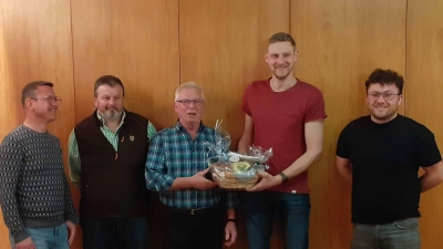 Herbert Kopp (3. von links) wurde von Jörk Kaduk, Matthias Grötsch, Julian Kohler und Andreas Pirkl verabschiedet (Bild: Markus Arnold )