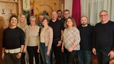 Die neu gewählte Vorstandsriege: (von links) Nathalie Filbinger, Romina Meyer, Sandra Spörrer, Marion Jendrusch, Kathrin Heinl, Klaus Filbinger, Mathias Filbinger, Reinhard Greger, Tanja Haider, Daniel Bayerl und Bürgermeister Hubert Kraus. <br> (Bild: Klaus Filbinger/exb)