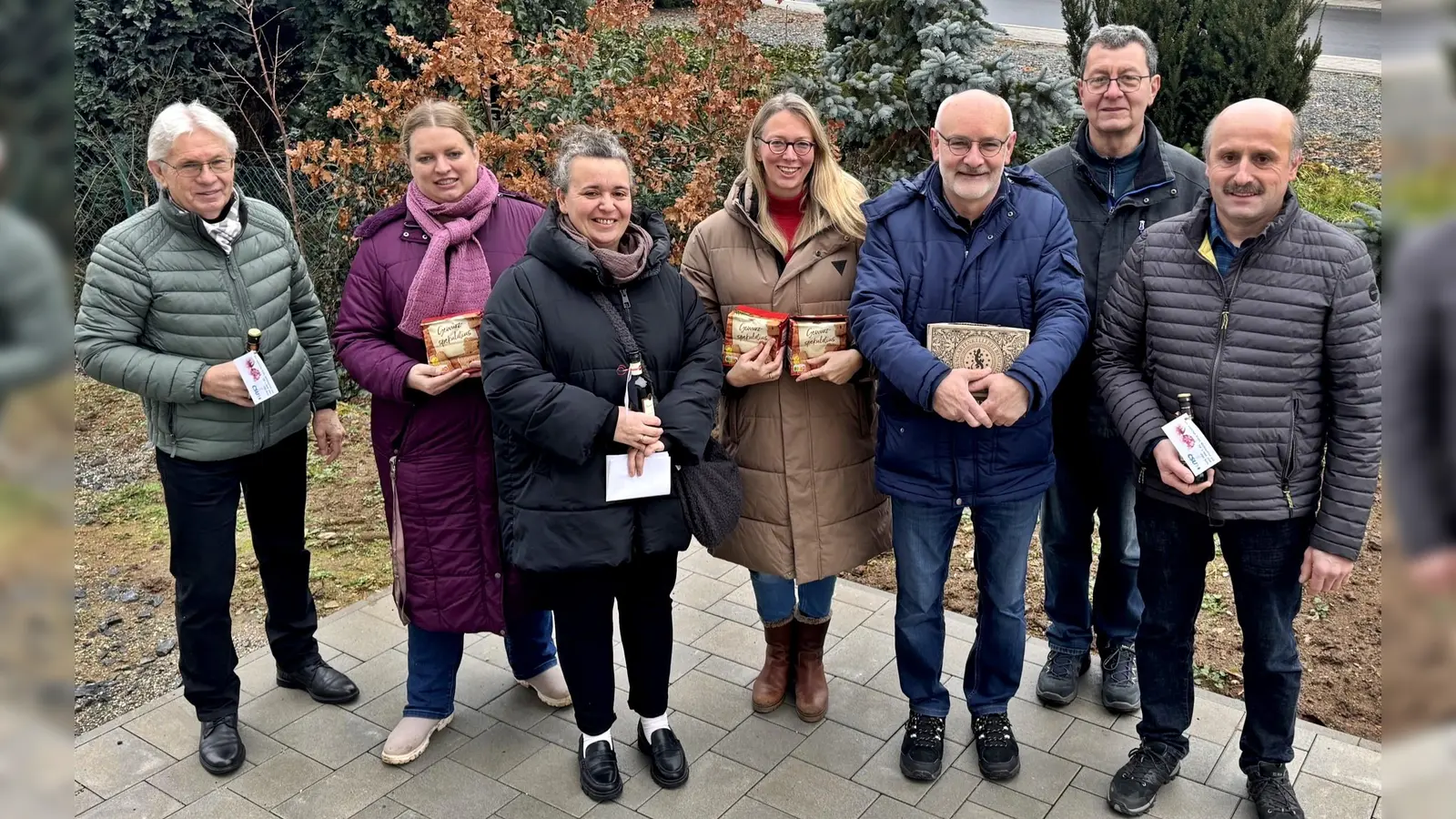 <br>Die Seniorenaktion mit den Besuchen bei den über achzig jährigen Bewohnern vom CSU-Ortsverband kam gut an.Vlnr: Altbürgermeister Karl Balk, Michaela Hahn, Katrin Ziegler, Dr. Ariane Heigl CSU Ortsvorsitzende, 2.Bürgermeister Josef Robl, Karl Bodensteiner, Gerhard Adam. (Bild: Johannes Heigl)