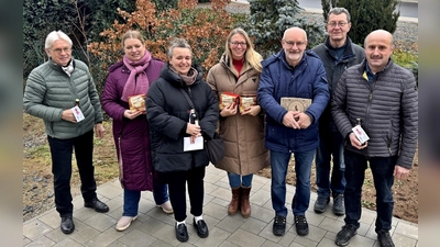 <br>Die Seniorenaktion mit den Besuchen bei den über achzig jährigen Bewohnern vom CSU-Ortsverband kam gut an.Vlnr: Altbürgermeister Karl Balk, Michaela Hahn, Katrin Ziegler, Dr. Ariane Heigl CSU Ortsvorsitzende, 2.Bürgermeister Josef Robl, Karl Bodensteiner, Gerhard Adam. (Bild: Johannes Heigl)
