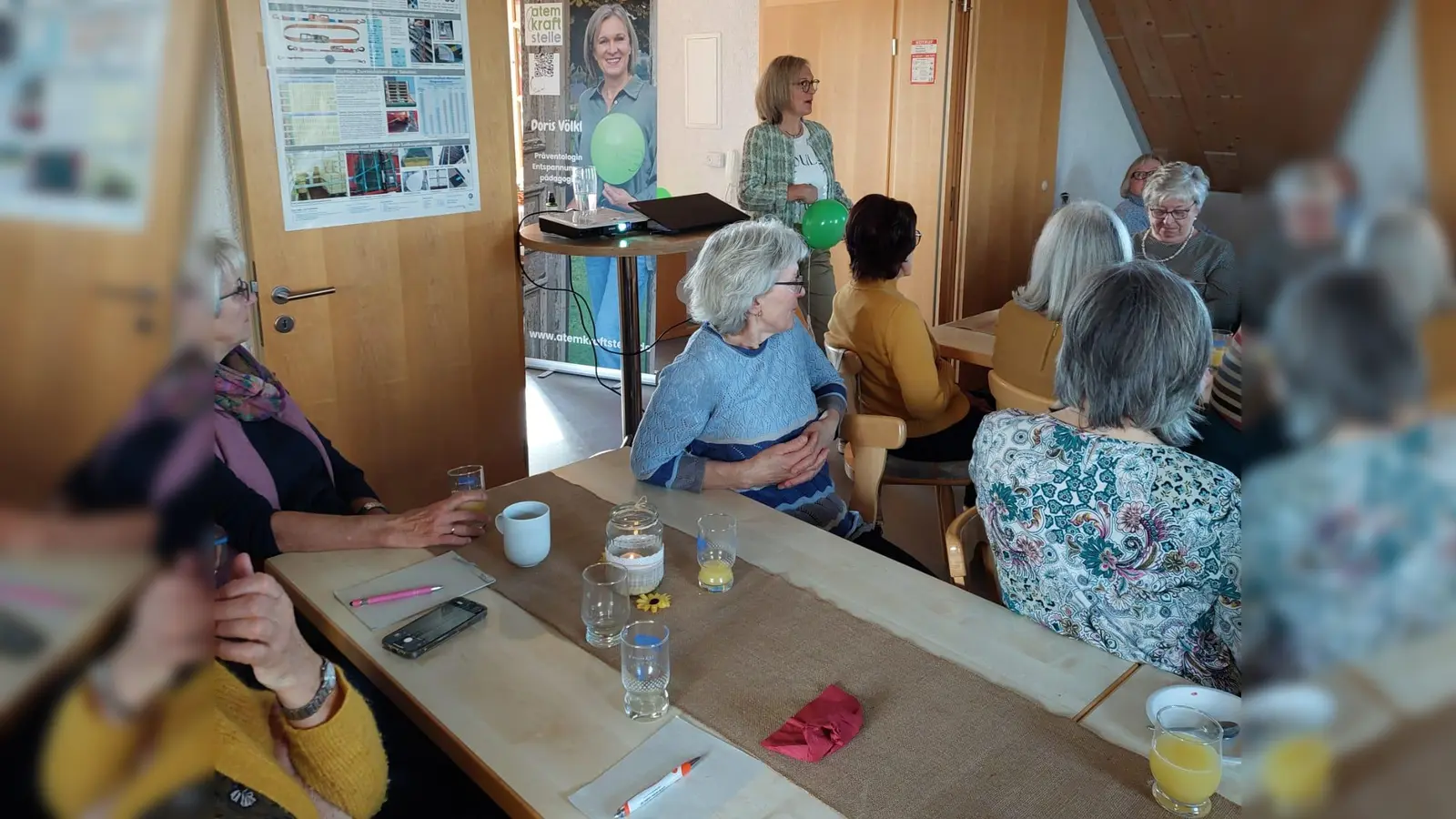 Präventologin Frau Doris Völkl hält einen Fachvortrag über Gesundes Atmen. (Bild: Cornelia Träger)