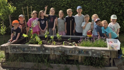 Die stolzen Gartenwichtel vor ihrem Hochbeet. (Bild: Conny Bücherl)