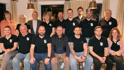 Bürgermeister Oskar Schuster (hinten links) gratulierte der neuen Vorstandschaft des TSV Friedenfels. An der Vereinsspitze stehen weiterhin Vorsitzender Johannes Härtl und sein Stellvertreter Helmut Radimerski (vorne, Dritter und Vierter von links). (Bild: Bernhard Schultes)