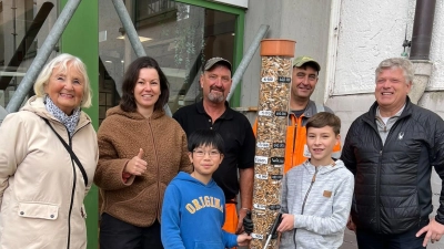 Die GMG-Kippenjäger Kelvin Wei und Jonas Gottfried (vorne) bei der Leerung, zusammen mit Karin Meixner-Nentwig, Lisa Kinkelin, den Mitarbeitern des Städtischen Bauhofes und Schulleiter Christian Zenger (v.l.n.r). (Bild: Claudia Ried)