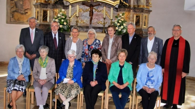 Zur Diamantenen Konfirmation erschienen acht Frauen und vier Männer. Eine Frau (vorne Vierte von links) feierte Gnadenkonfirmation zur Erinnerung an ihre Konfirmation 1945.  (Bild: Leonhard Ehras)