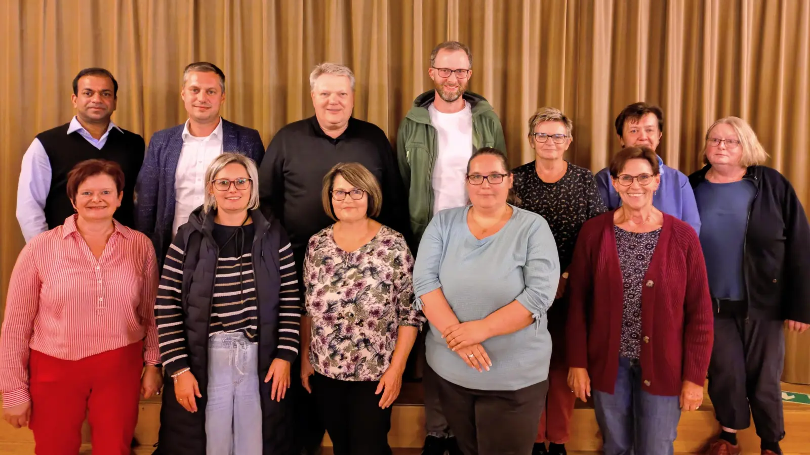 Die neu gewählte Vorstandschaft des Kirchenchors Ebnath, hintere Reihe von links Präses Pater Anish George, Bürgermeister Wolfgang Söllner, Manfred Vetter, Johannes Kuchenreuther, Sigrid Riedl, Margot Pürner, Annemarie Wartinger, vordere Reihe von links Vorsitzende Karin Kuhbandner, Nadine Prechtl, Eva Baldauf, Daniela Bayer, Isolde Ullmann (Bild: Alfons Eichhorn)