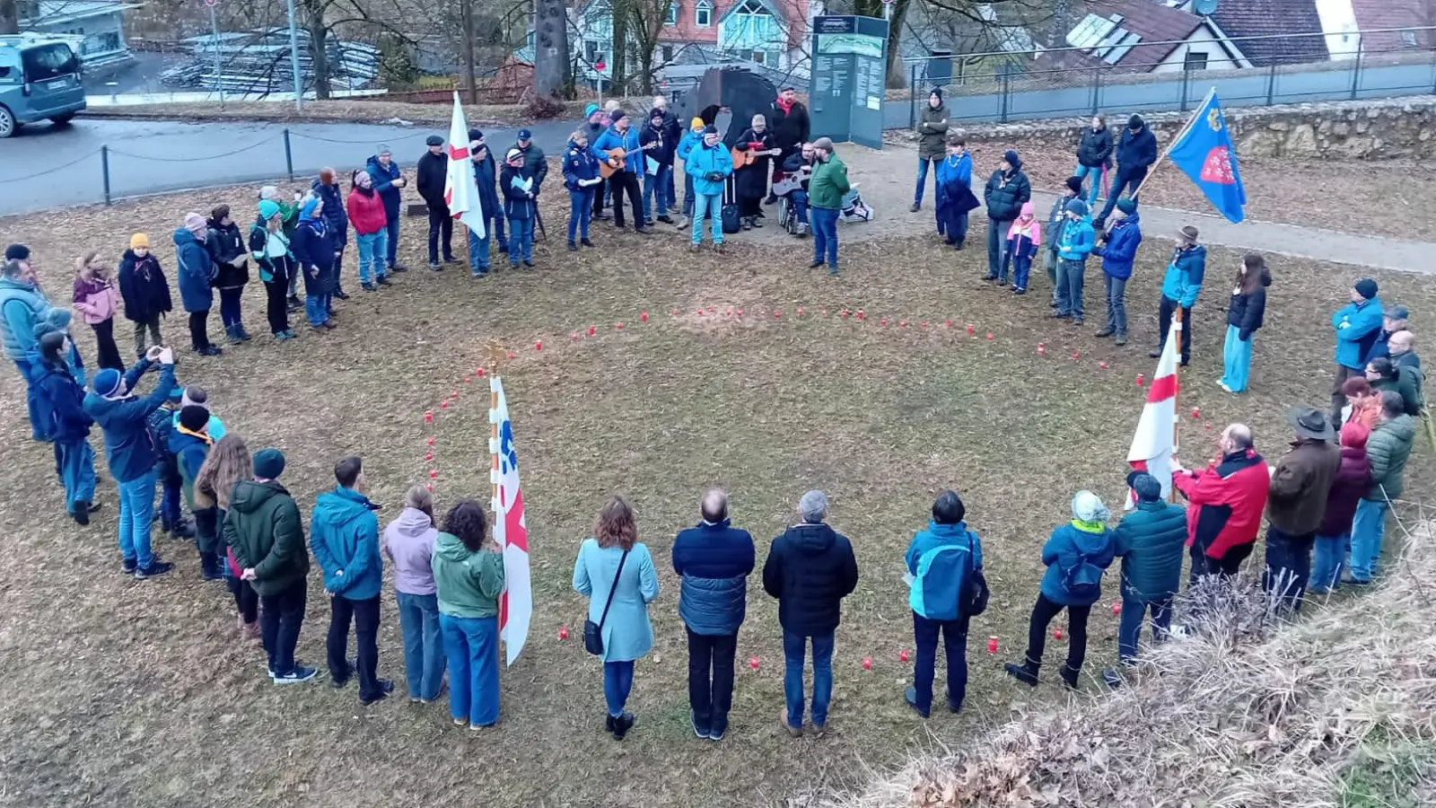 Pfadfinder*innen, Eltern und Freunde feiern 100 Jahre World Thinking Day. (Bild: Brigitte Riederer)
