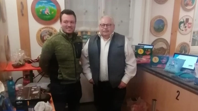 Der aufgebaute Gaben-Tempel mit links dem 1. Schützenmeister Johannes Wenkmann und rechts dem 2. Schützenmeister Josef Hirsch (Bild: Hermann Schmidt)