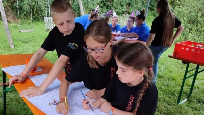 Emil, Hannah und Serina (von links) knobeln über einer Aufgabe im Bereich „Schlaubayer“ (Bild: Monika Stahl/exb)