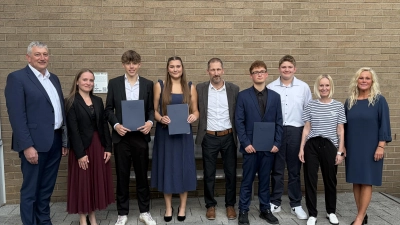 Angaben zum Foto mit Schulbesten/ Kulturlotsen von links: Markus Scharnagl, 2. Bürgermeister Waldsassen, Franziska Maier, 2. Bürgermeisterin Neualbenreuth, Laurenz Günthner, VK 10b (Mittlerer Bildungsabschluss 2,4), Lea Schwab, VK 10b (Mittlerer Bildungsabschluss 2,0), Markus Schuller, Klassenleiter VK 10b, Florian Acker, VK 10b (Mittlerer Bildungsabschluss 1,7), Bastian Lindner, M 9 (Auszeichnung für herausragendes ehrenamtliches Engagement als Kulturlotse), Sandy Wendt, Klassenleiterin M 9, Claudia Strobel-Dietrich, Rektorin. (Bild: Claudia Strobel-Dietrich)