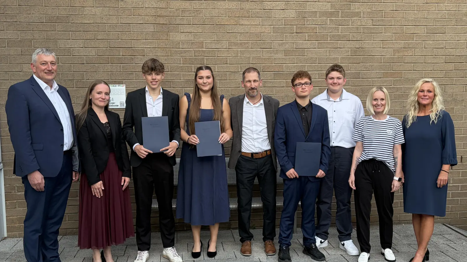 Angaben zum Foto mit Schulbesten/ Kulturlotsen von links: Markus Scharnagl, 2. Bürgermeister Waldsassen, Franziska Maier, 2. Bürgermeisterin Neualbenreuth, Laurenz Günthner, VK 10b (Mittlerer Bildungsabschluss 2,4), Lea Schwab, VK 10b (Mittlerer Bildungsabschluss 2,0), Markus Schuller, Klassenleiter VK 10b, Florian Acker, VK 10b (Mittlerer Bildungsabschluss 1,7), Bastian Lindner, M 9 (Auszeichnung für herausragendes ehrenamtliches Engagement als Kulturlotse), Sandy Wendt, Klassenleiterin M 9, Claudia Strobel-Dietrich, Rektorin. (Bild: Claudia Strobel-Dietrich)