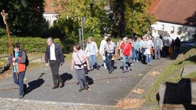 Auch den letzten Anstieg zum Pleysteiner Kreuzberg meistern die Waldthurner Wallfahrer souverän (Bild: Franz Völkl)