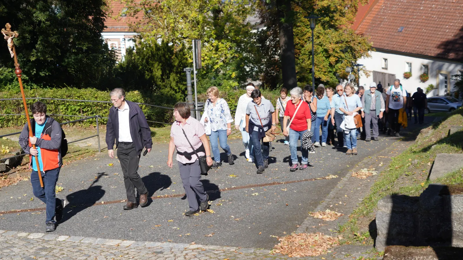 Auch den letzten Anstieg zum Pleysteiner Kreuzberg meistern die Waldthurner Wallfahrer souverän (Bild: Franz Völkl)