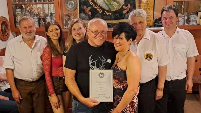 Schützenmeister Karl Eckert wurde für seine Verdienste um die Naabtalschützen geehrt.Von links: Zweiter Schützenmeister Josef Appl , Leonie und Josephine, Schützenmeister Karl Eckert mit Ehefrau Sonja, Ehrenschützenmeister Adolf Pradel und Sportleiter Michael Biller. Im Hintergrund die Vereinsfahne der Schützengesellschaft.  (Bild: Hans Schlosser)