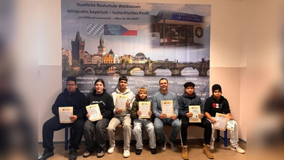 Die Vorlesepaten von links nach rechts: Davis Deontóni, Emilian Wirth, David Leonenko, Illia Kunitsyn, StRef Michael Morgolf, Kamondanai Rebl, Karim Sperber. (Bild: Elisabeth Müller-Kroczynski)