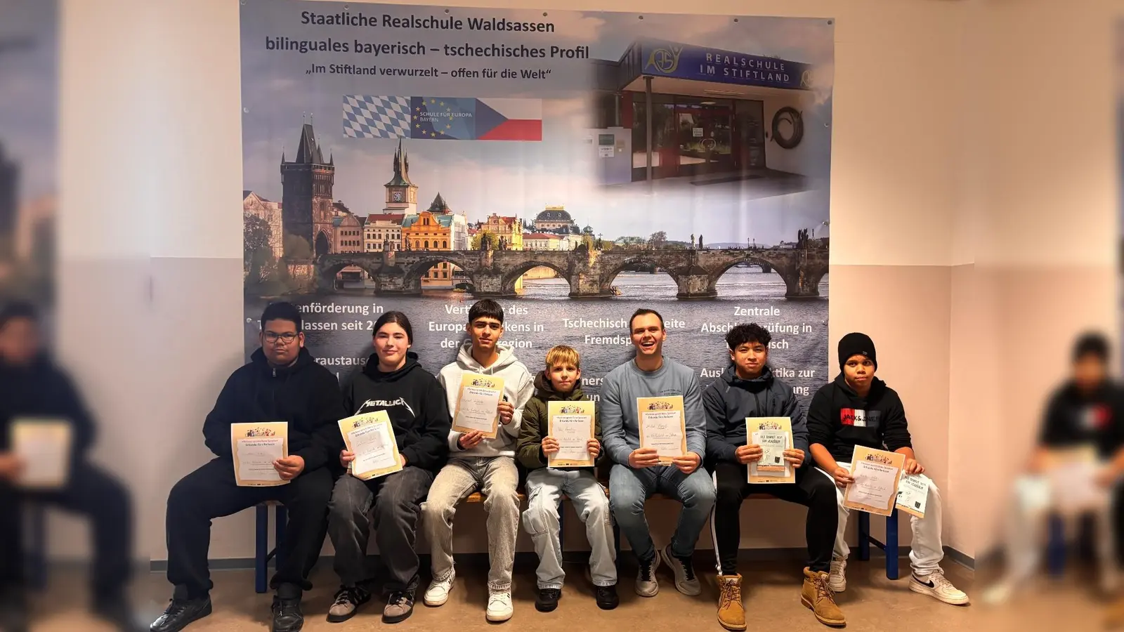 Die Vorlesepaten von links nach rechts: Davis Deontóni, Emilian Wirth, David Leonenko, Illia Kunitsyn, StRef Michael Morgolf, Kamondanai Rebl, Karim Sperber. (Bild: Elisabeth Müller-Kroczynski)