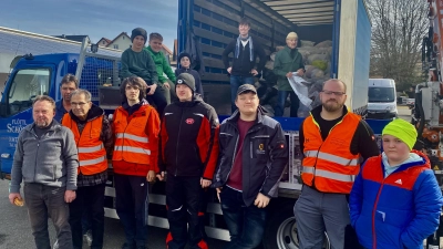 Firmlinge und Kolpingsfamilie bei der Altkleidersammlung.  (Bild: Hans Herrmann)