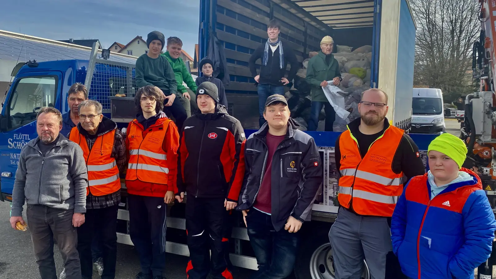 Firmlinge und Kolpingsfamilie bei der Altkleidersammlung.  (Bild: Hans Herrmann)