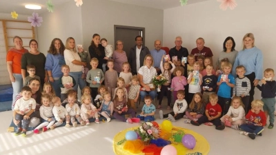 30-jähriges Dienstjubiläum im Kinderhaus St. Josef in Ebnath von Kerstin Rahn (sitzend Mitte). (Bild: Josef Söllner)