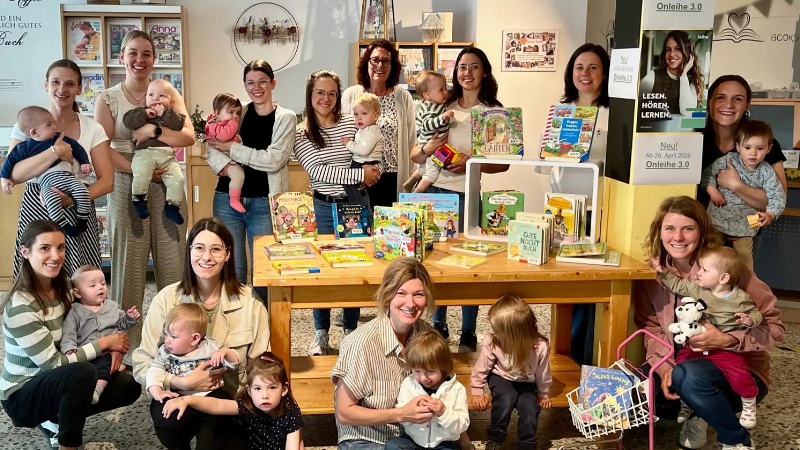 Die Krabbelgruppe Leonberg freut sich über viele neue Bücher in der Stadtbücherei Mitterteich. (Bild: Verena Berr)