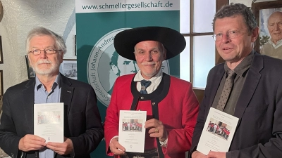 Die frisch gedruckte Seminarschrift, zugleich Band 1 der neuen Schriftenreihe „Mitteleuropäische Sprachen und Mundarten“, präsentierten (von links) Verleger Dr. Norbert Stellner und die beiden Herausgeber Dr. Hugo-Daniel Stoffella und Christian Ferstl. (Bild: Schmeller-Gesellschaft/exb)