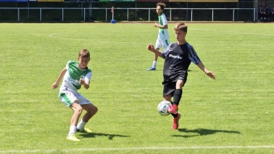 Jonas Blohmann im Zweikampf gegen SpVgg Greuther Fürth (Bild: Martin Höfer)