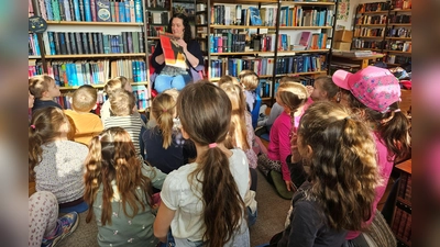 Büchereileiterin Tina Zeitler zeigt den Kindern ein Bilderbuch. (Bild: Tanja Ruckdäschel)