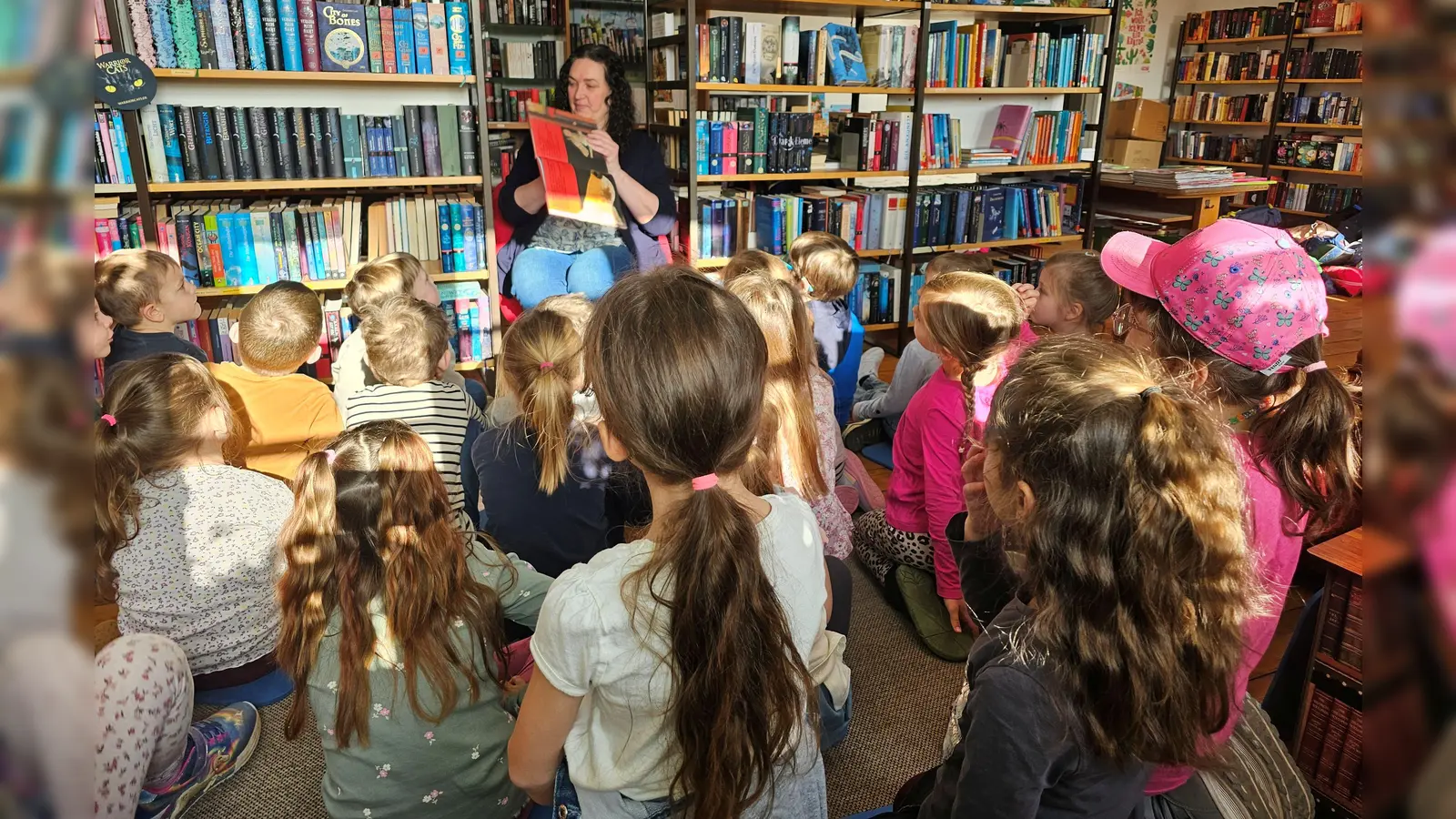 Büchereileiterin Tina Zeitler zeigt den Kindern ein Bilderbuch. (Bild: Tanja Ruckdäschel)