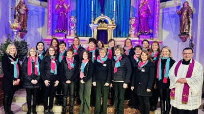 Die Klangfarben Bärnau mit Pfarrer Amschl (rechts). (Bild: Heidi Hecht)