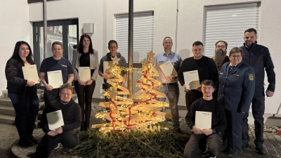 Von links nach rechts: Melanie Nappert, Stefan Hau, Björn Hofmann, Lisa Murrmann, Lukas Nappert, André Murrmann, Florian Bär, Jonas Bock, Thomas Bock, Evelyn Moise (Vertreterin der Regionalstelle Hof), Andreas Ernstberger. (Bild: Michael Meier)