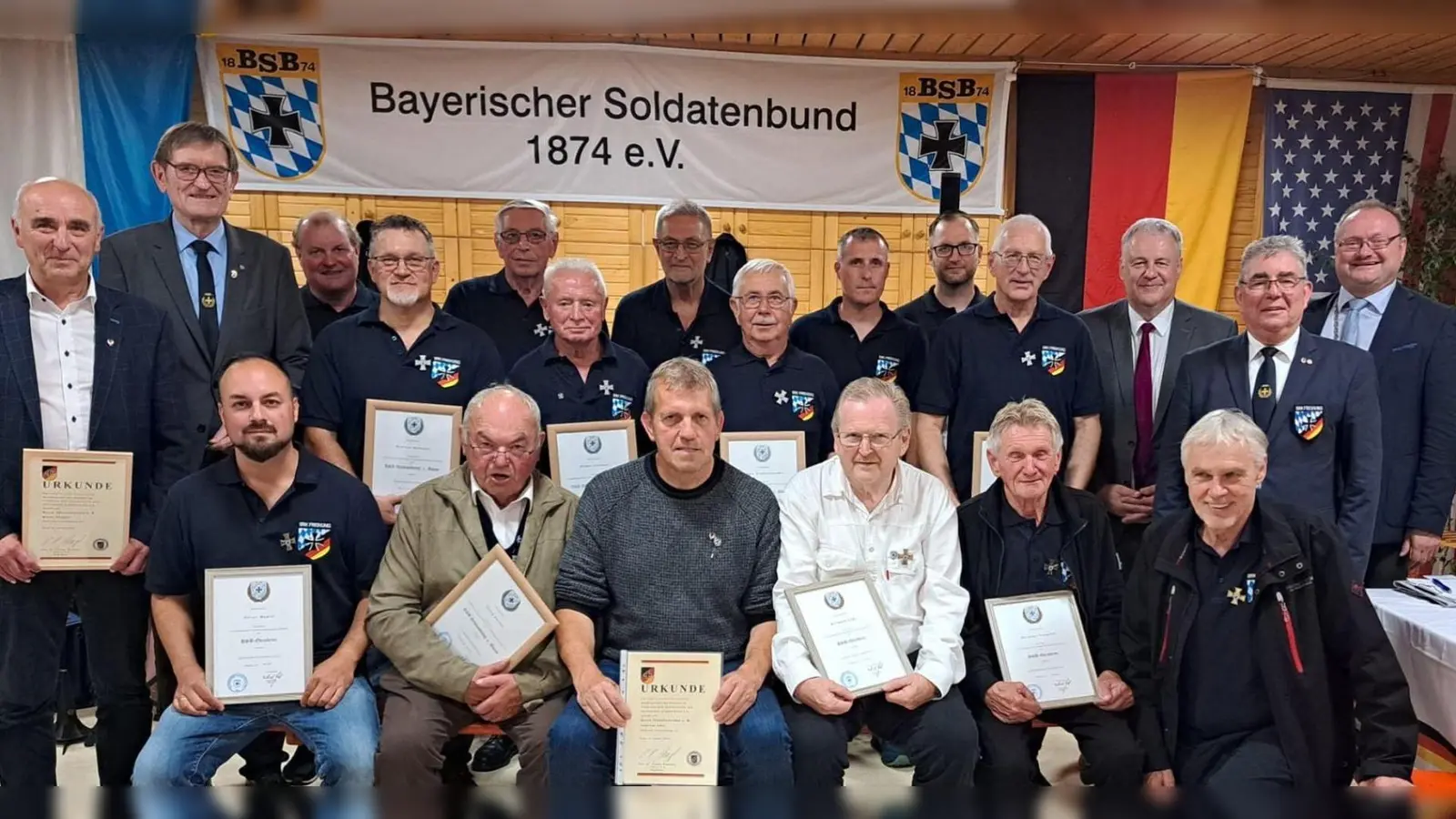 Die Geehrten seitens des Bayerischen Soldatenbund 1874 e.V. und VdRBw mit den Ehrengästen. Ehrenschirmherr Präsident Richard Drexl (stehend 2. v.l. und v. r.n.l.), Schirmherr Bürgermeister Uwe König, Vorsitzender OTL d.R. Norbert Bücherl, Ehrenschirmherr Landrat Richard Reisinger. (Bild: Gerhard Lindthaler)