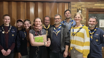 Von links: Die neue Stammesleitung Amelie Trösch, Malin Kopczyk, Nane Kopczyk, die ausscheidende erste Stammesführung Leonie Kopczyk, Heimwart Michael Übler, 1. Vorstand Lars Pachmann, Kassier Andreas Taubmann, Schriftführerin Julia Schmidt und Heimwart Bastian Kopczyk. (Bild: Angela Kopczyk)