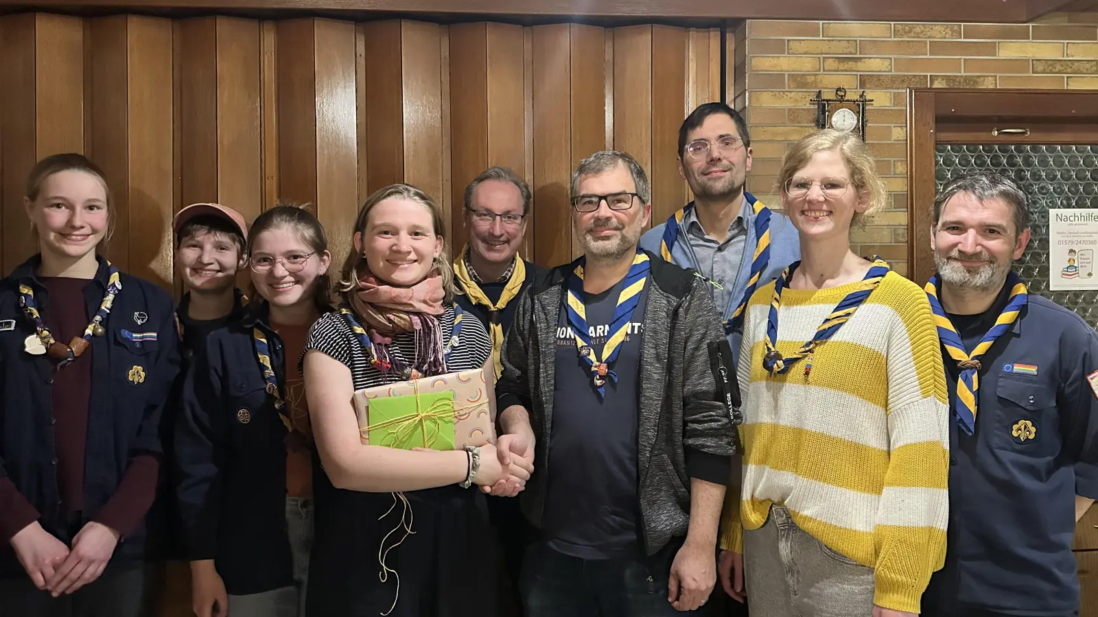 Von links: Die neue Stammesleitung Amelie Trösch, Malin Kopczyk, Nane Kopczyk, die ausscheidende erste Stammesführung Leonie Kopczyk, Heimwart Michael Übler, 1. Vorstand Lars Pachmann, Kassier Andreas Taubmann, Schriftführerin Julia Schmidt und Heimwart Bastian Kopczyk. (Bild: Angela Kopczyk)