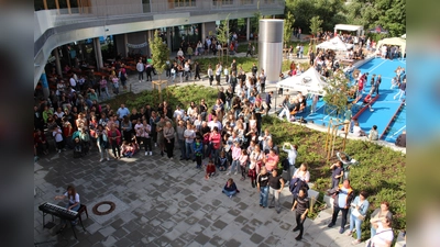 Der Außenbereich der neuen Kemnather Realschule bot das ideale Ambiente für ein rauschendes Sommerfest. (Bild: Hermann Daubenmerkl)