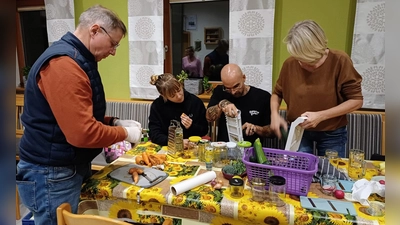 Im Praxisteil konnten die Teilnehmer gleich verschiedene Gemüsesorten bearbeiten und das Ergeniss probieren.  (Bild: Fritz Dietl)