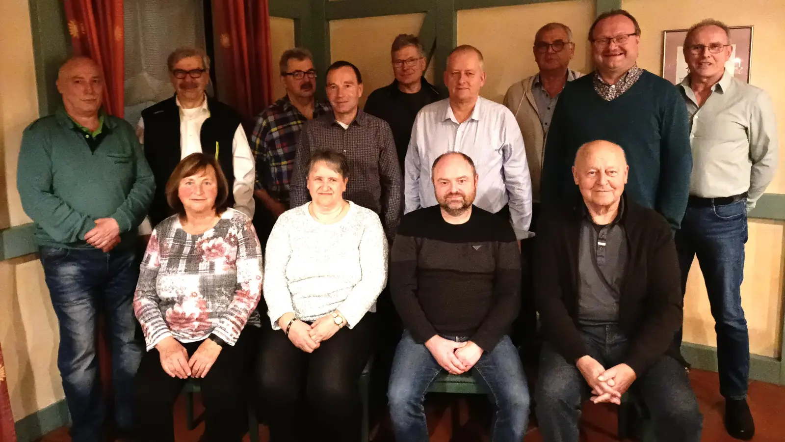 hinten v. links stehend: Hans Böhm,1.Bezirksvors. Reinhard Ott, Josef Kaiser, Werner Luber, Reinhold Urban, Josef Wisneth, Georg Fritsche, 1.Bgm. Uwe König, Kassier Werner Apfelbacher.<br>Vorne sitzend v. links: Lydia Klapper, Helga Häusler, Tobias Krapf, Heinz Humsberger. (Bild: Erich Apfelbacher)