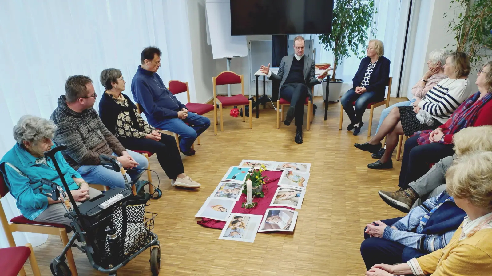 Domkapitular Dreßel und Teilnehmerrunde. (Bild: Sabine Baumeister-Kiener )