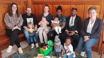 Sonja Meier (rechts) und Andrea Kunschir (links) mit den anwesenden Neugeborenen, ihren Eltern und Geschwistern. (Bild: Annemarie Mösbauer)
