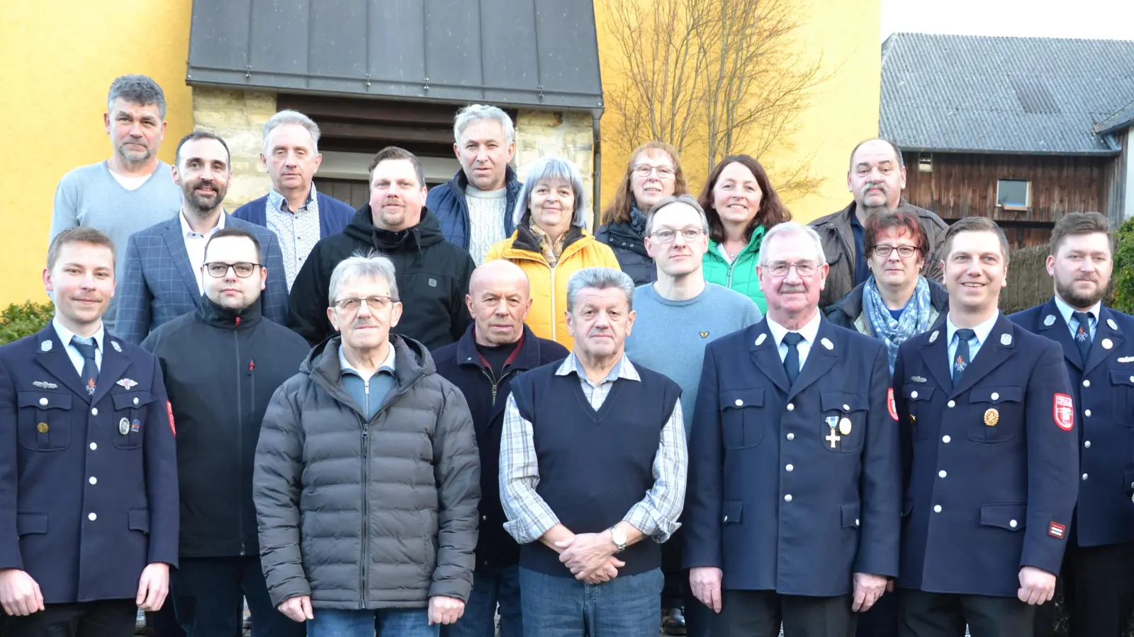 Die Feuerwehr Tröbes ernannte fünf Mitglieder zu Ehrenmitgliedern und dankte 34 Mitgliedern für 20-, 30-, 40-, 50- und 60-jährige Mitgliedschaft. Dazu gratulierten Bürgermeister Armin Bulenda (Zweiter von links oben) und die Vorsitzenden Jonas Rom (links) und Sebastian Sperl (Zweiter von rechts).  (Bild: Peter Garreiss)