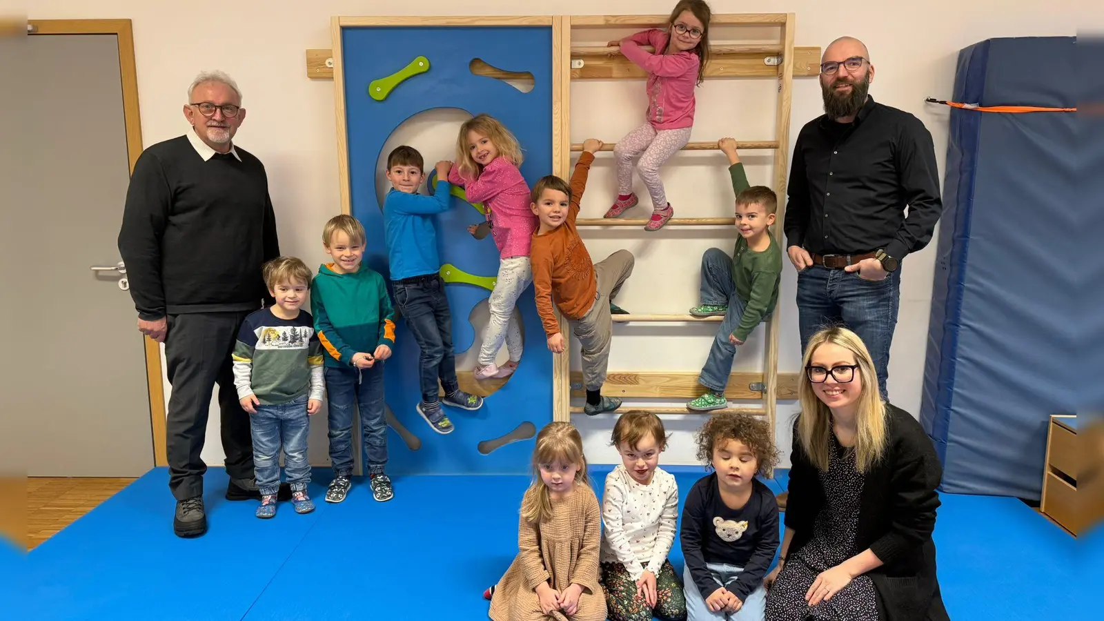 Die Kinder der Katzen- und der Fledermausgruppe durften die neue Kletterwand ausprobieren. Über die Freude der Kinder freuten sich Bürgermeister Rudolf Schopper (links), Elternbeiratsvorsitzender Sebastian Arnold (rechts) und die Leiterin des AWO Kinderstodl Püchersreuth Stephanie Miosga-Schäffler (kniend rechts). (Bild: Sebastian Arnold)