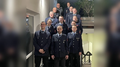 auf dem Bild die neue Vorstandschaft (stehend, von links): Bürgermeister Hubert Kraus, Kreisbrandmeister Peter Prechtl, Kreisbrandinspektor Otto Braunreuther, Kreisbrandmeister Michael Knott, Vertrauensleute und vorne mitte 1. Vorsitzender Alexander Heining (Bild: Alexander Hörl)