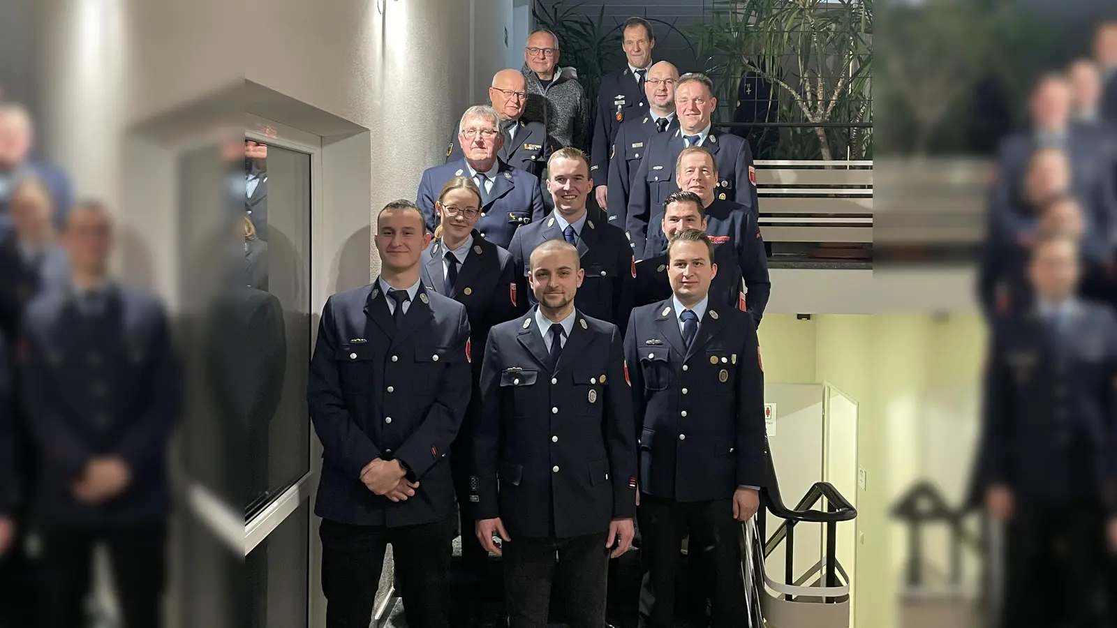 auf dem Bild die neue Vorstandschaft (stehend, von links): Bürgermeister Hubert Kraus, Kreisbrandmeister Peter Prechtl, Kreisbrandinspektor Otto Braunreuther, Kreisbrandmeister Michael Knott, Vertrauensleute und vorne mitte 1. Vorsitzender Alexander Heining (Bild: Alexander Hörl)