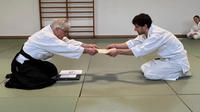 Ferderik Sommer erhält seine Graduierungsurkunde (Bild: Michel Zeinz)