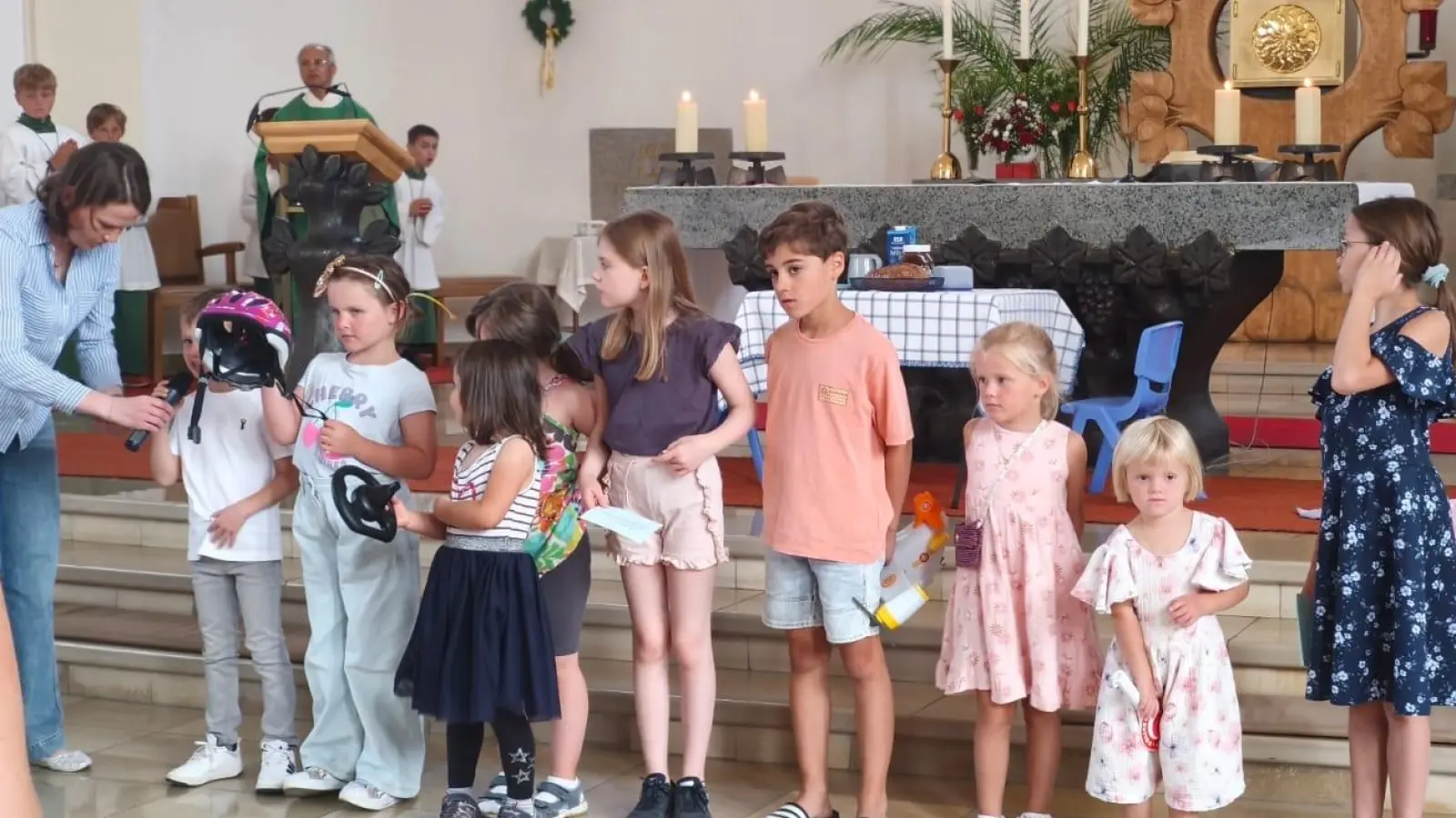 Die Kinder gestalteten den Gottesdienst aktiv mit und beteiligten sich bei den Kyrie Rufen, den Fürbitten sowie dem Predigtspiel. (Bild: Melanie Tafelmeyer)