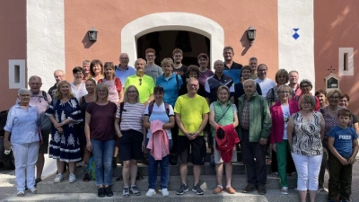Zur Fuß und mit dem Radl sind auch heuer wieder die Pfarrangehörigen aus den Lauterachtal-Pfarreien Hohenburg, Adertshausen und Ransbach zur Wallfahrtkirche „Maria Heil der Kranken” zum Habsberg gepilgert. 2.v.li. Wallfahrtsleiter Johann Reisen. (Bild: Paul Böhm )