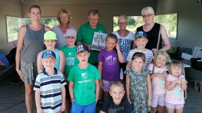 Die Spende des Schnäppchen- und Flohmarktladens verwendet der OGV Sigl für seine Jugendarbeit. Mit den Kindern freuen sich die künftige Kindergruppenleiterin Carolin Schreiner (links) und Vorsitzender Armin Heuberger (Mitte). Ladenchefin Veronika Pröls (rechts) übergibt mit ihren Helferinnen Lilly Kredler (zweite von rechts) und Gudrun Quarder (zweite von links) 500 Euro für die geplante Kindergruppe.  (Bild: Rosi Hasenstab)