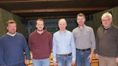 Georg Bocka (Mitte) und Christoph Striegl (Zweiter von links) stehen weiter an der Spitze der Lennesriether Dorfgemeinschaft. Josef Götz (Zweiter von rechts) führt die Kasse, Hans Pausch (rechts) kümmert sich um die schriftlichen Arbeiten. Neu im Gremium als Beisitzer ist Josef Fichtl (links) vom Maienfeld und der Lennesriether Matthias Duric (nicht im Bild).<br> (Bild: Franz Völkl)