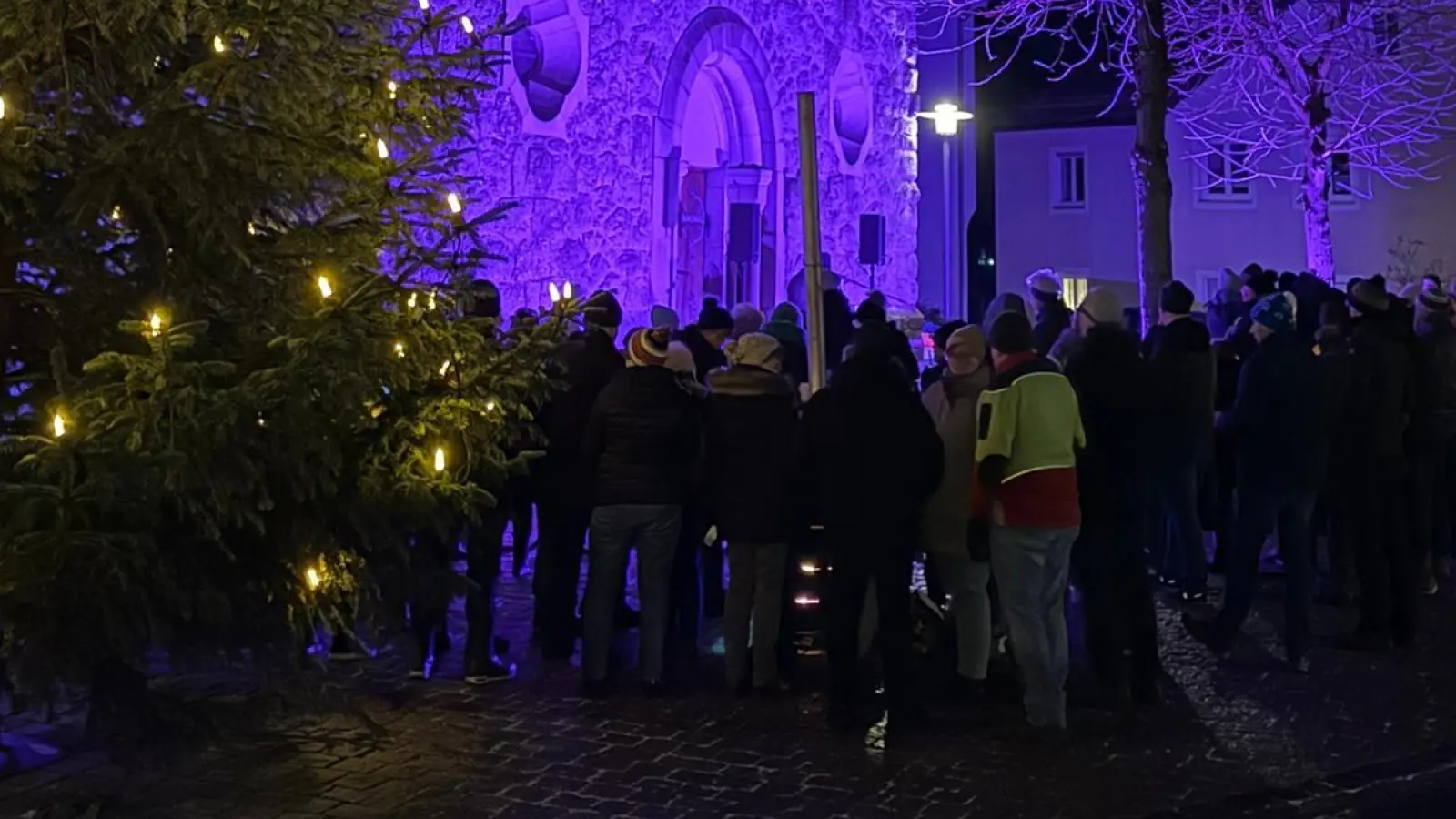 Zahlreiche Besucher bei der Veranstaltung „Falkenberg singt” verwandelten den Marktplatz in einen großen Gemeinschaftschor. (Bild: Matthias Grundler)